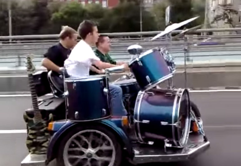 おそロシア！高速走行中のサイドカーが生バンド演奏をしてる驚愕映像！