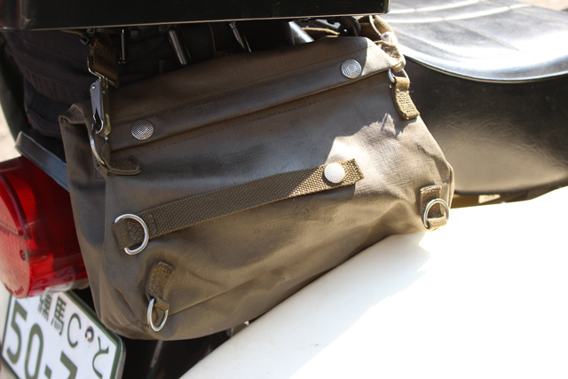 バイクに装着するバッグの中で最強に便利な素材とは？
