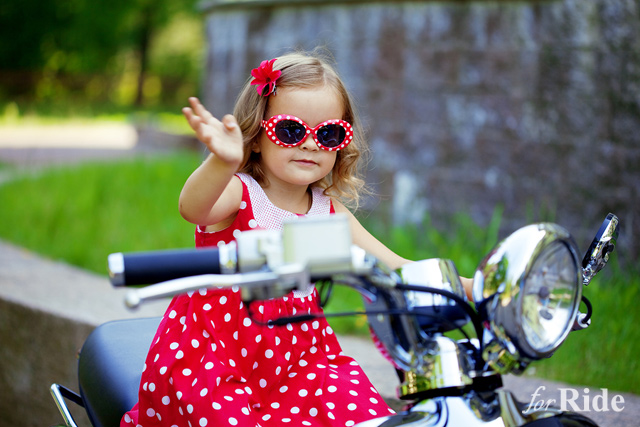 合成!? いや、マジだ…4歳児が公道でバイクを運転してる！