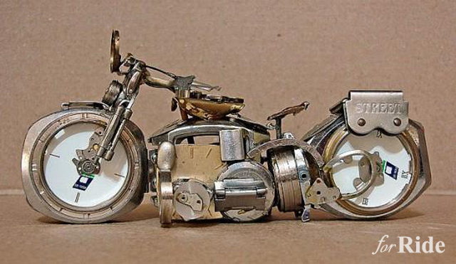 メガネ、腕時計、スプーン…様々な材料で作られたバイク模型が秀逸！