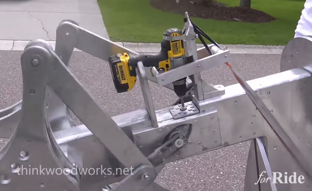 これはキモカワイイ！電動ドリルで動く木製の二足歩行風ロボット!?