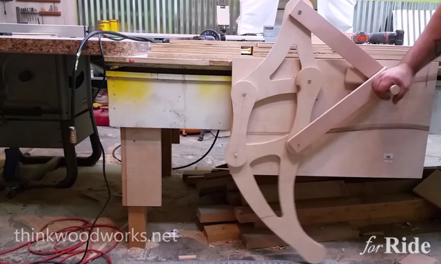これはキモカワイイ！電動ドリルで動く木製の二足歩行風ロボット!?