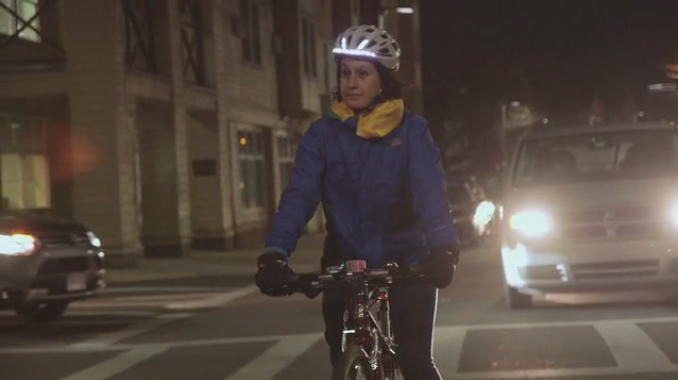 ブレーキランプとウインカーで夜間も安全な自転車用ヘルメット「Lumos」