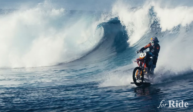 バイクでサーフィンが新しいXスポーツだ！KTMのモトクロッサーでサーフィンに挑戦
