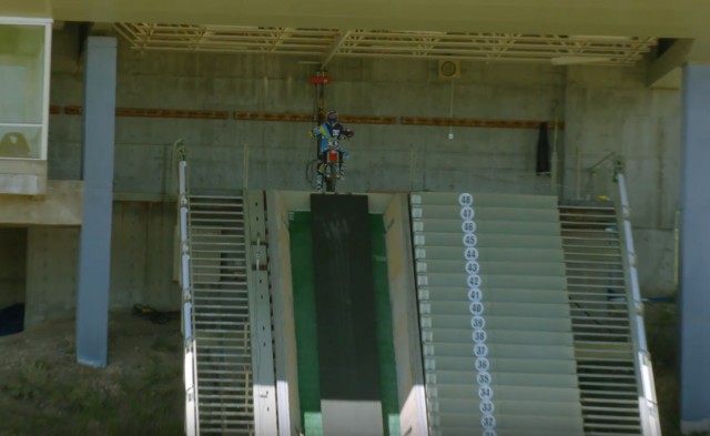 スキーのジャンプ台からバイクでジャンプする衝撃映像