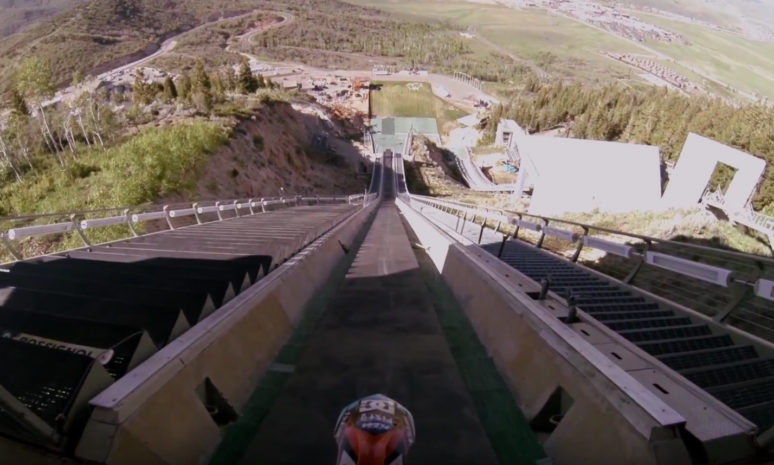 スキーのジャンプ台からバイクでジャンプする衝撃映像