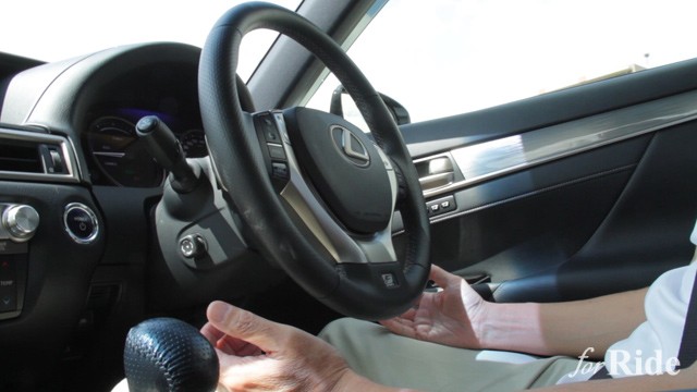トヨタが2020年の実用化を目指し自動運転実験車を公開
