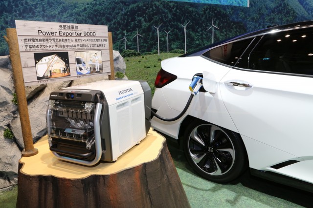 ホンダの市販FCV「クラリティ」は、ゆったり5人乗りの”走る蓄電池”【東京モーターショー2015】