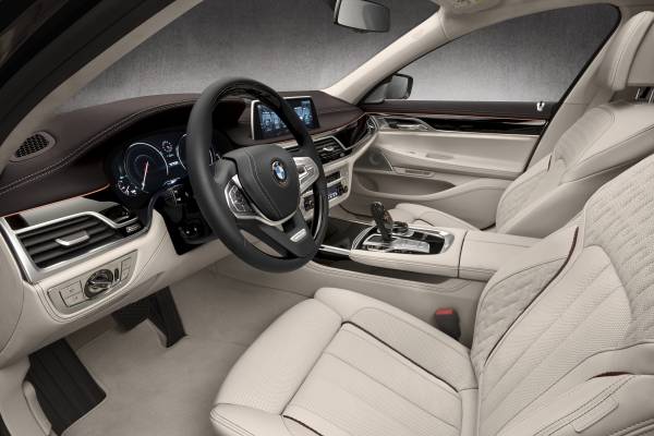 BMWが7シリーズ「M760Li xDrive」やPHEVを披露！さらに世界初のハイテク駐車場検索サービスも公開！