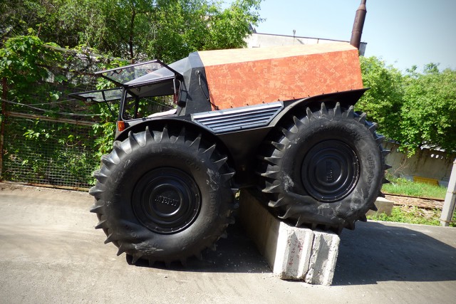 雪道や水上も走れちゃう？チョロQみたいなロシア製ATV「SHERP」の走破性が凄過ぎる！