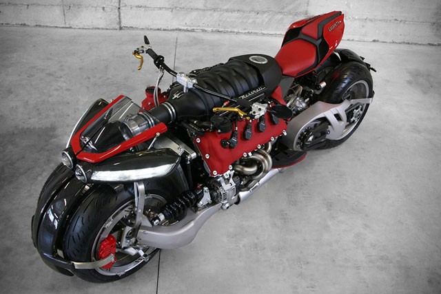 マセラティのエンジンを搭載した奇想天外な4輪バイク「ラザレス・LM847」