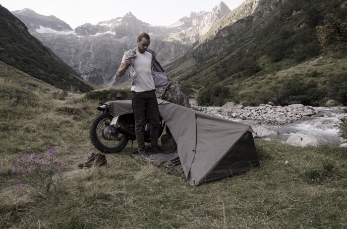 最低限の装備を愛するライダーのために作られたスイス製タープ Bivouac はバイクキャンパーにオススメ バイク を楽しむショートニュースメディアforride フォーライド