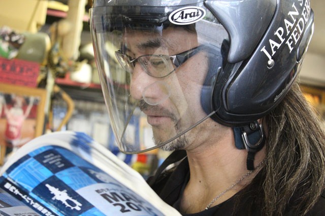 中高年ライダーに朗報！「ヘルメット用拡大鏡」で手元のピント調節をサポート！