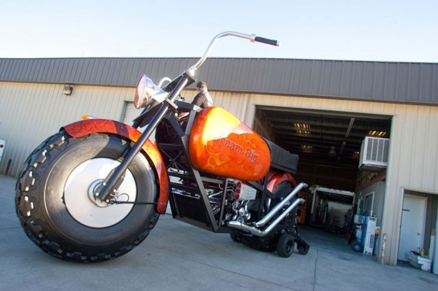 重さ3トン・全長8メートル!? ギネス認定の超巨大バイク「Biggest Motorcycle」