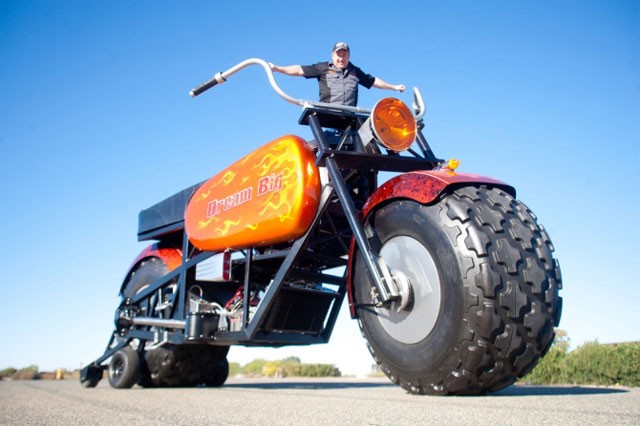 重さ3トン・全長8メートル!? ギネス認定の超巨大バイク「Biggest Motorcycle」