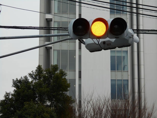 赤・アオ・黄色…あれ？日本の信号機って矛盾してる!?