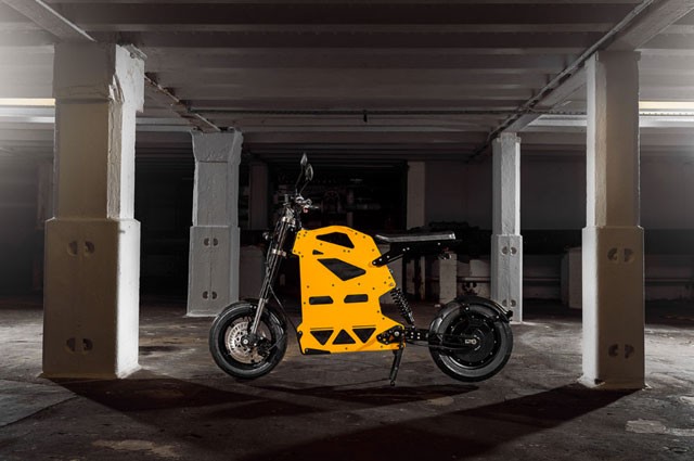 2枚のアルミ板で構成された電動バイク…パーツも3Dプリンタで自由にオーダー可能！