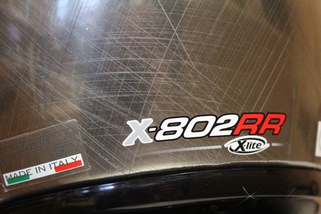 傷だらけの新品!? NOLANの最新ヘルメット「X-802RR」は旧モデルとどこが変わった？