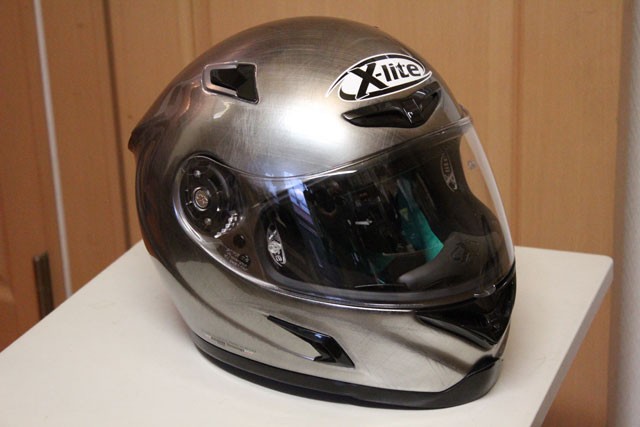 傷だらけの新品!? NOLANの最新ヘルメット「X-802RR」は旧モデルとどこが変わった？