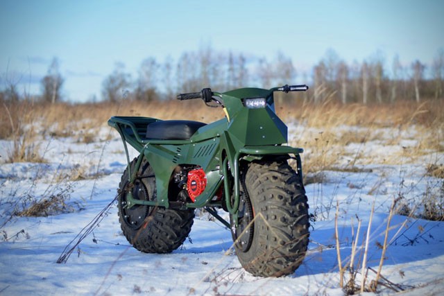ロシア製の二輪駆動ATV「タウラス2×2」の不整地走破性が凄すぎる！