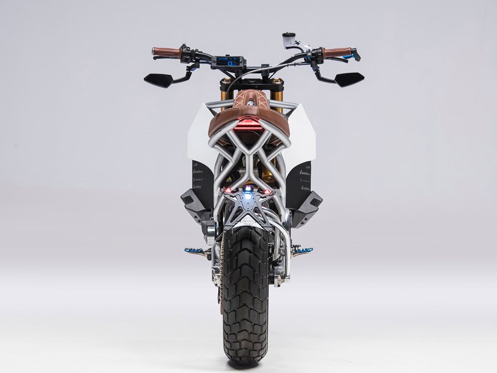 コレは近未来的！電動バイクAero「E-Racer」は高性能なスクランブラー！