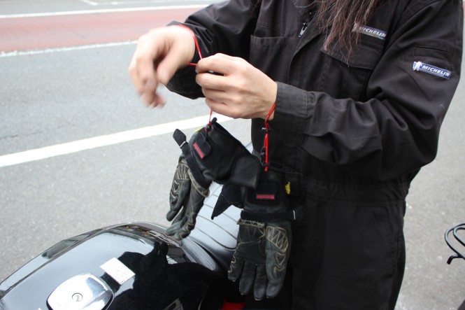 グローブと手首を結ぶ画期的な「グローブホールディングリーシュコード」で快適なバイクライフ！