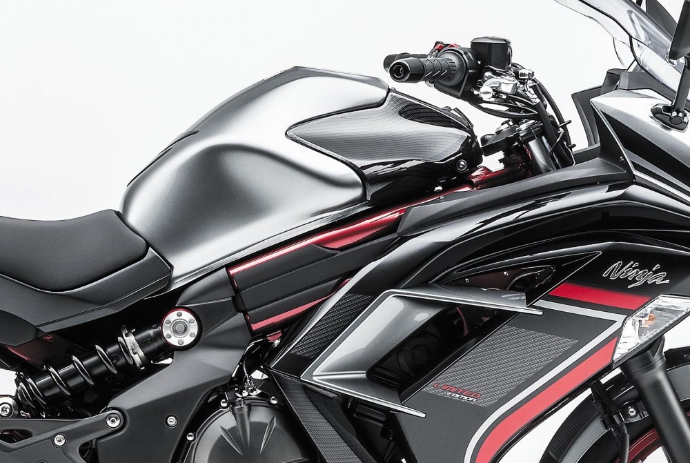 カーボン外装!? グラフィックに凝ったカワサキ「Ninja 400 ABS Limited Edition」が300台限定で発売！