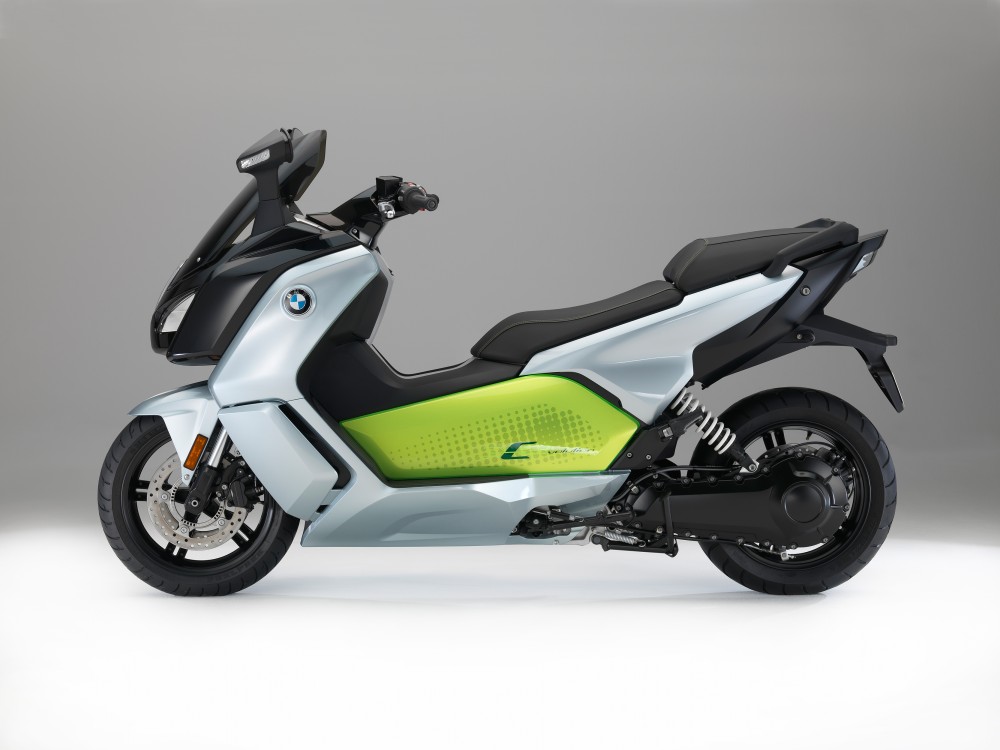国内販売が開始！BMWモトラッド初の電動スクーター「C evolution」は実用の域に達しているのか？