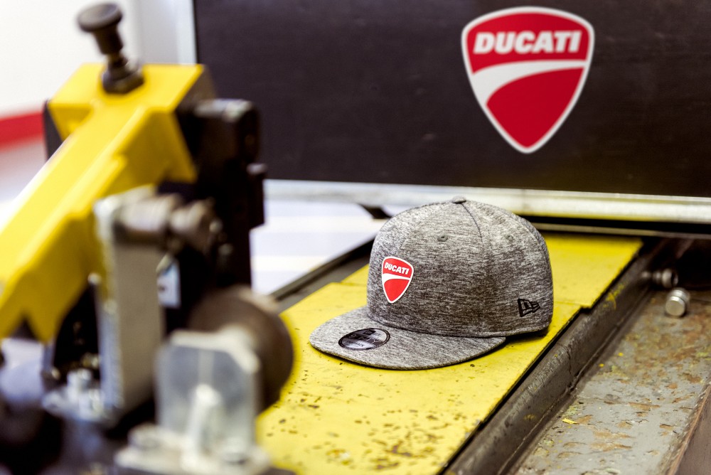 伝説のモデル「59FIFTY」が「Ducati」ロゴを纏う！DucatiのヘッドウェアがNew Era製品になるぞ！