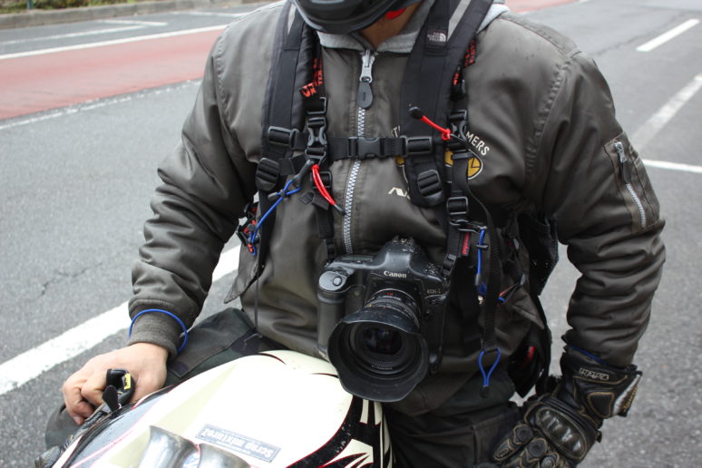 朗報！「チェストストラップキット」があればカメラをぶら下げたままバイクに乗れるぞ！