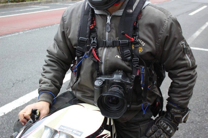 朗報 チェストストラップキット があればカメラをぶら下げたままバイクに乗れるぞ バイク を楽しむショートニュースメディアforride フォーライド