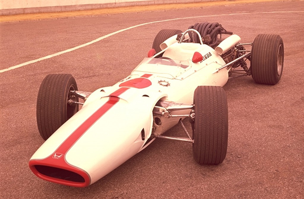 ホンダF1の２勝目を挙げた1967年のマシン「RA300」がデモ走行を行うぞ！
