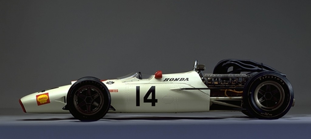 ホンダF1の２勝目を挙げた1967年のマシン「RA300」がデモ走行を行うぞ！