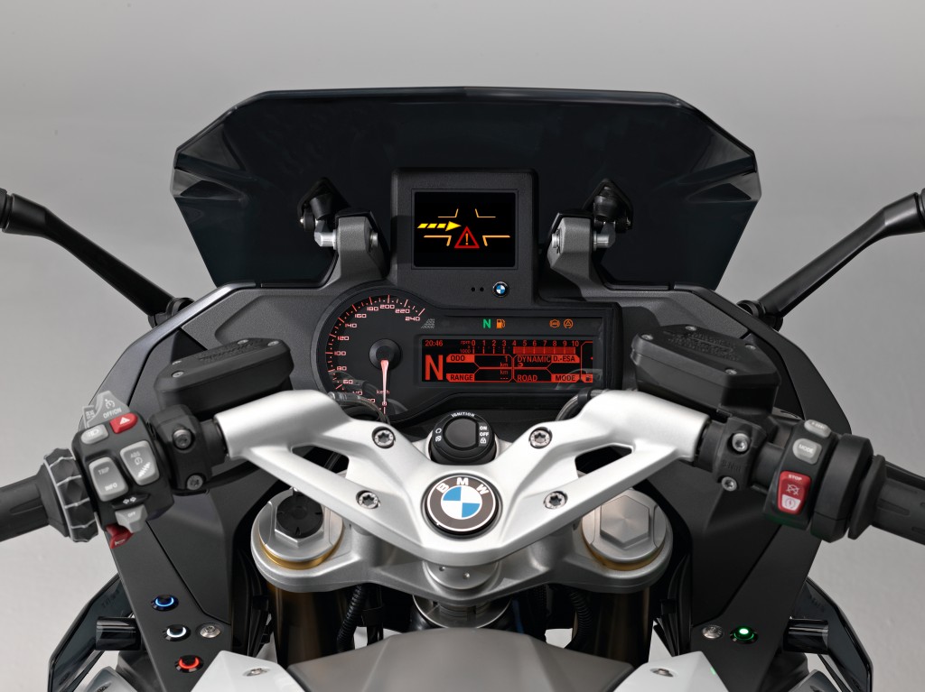 BMWがホンダ&ヤマハと協同開発！「R 1200 RS ConnectedRide」は交差点内の事故を減らせるか？