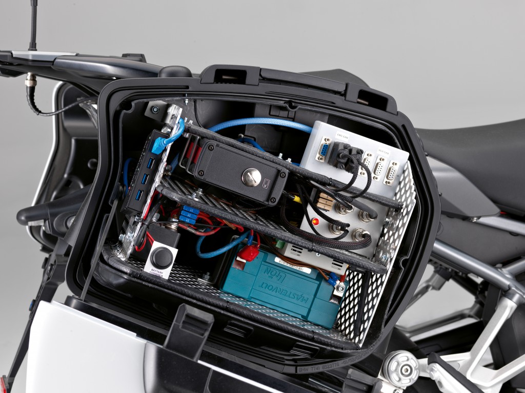 BMWがホンダ&ヤマハと協同開発！「R 1200 RS ConnectedRide」は交差点内の事故を減らせるか？