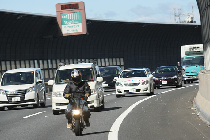 これはヤバすぎる 高速道路を爆走するモトコンポを発見 バイクを楽しむショートニュースメディアforride フォーライド