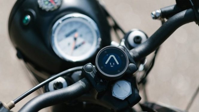 【ナビの究極系】シンプルすぎて逆に迷う!? バイク用スマート・ナビ「Moto」