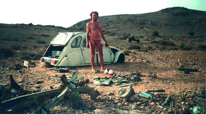 本物の大馬鹿野郎！シトロエン「2CV」でサハラ砂漠縦断に失敗…しかし、バイクを作って脱出に成功！