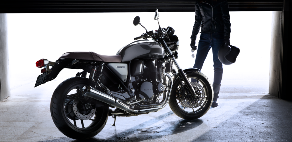 ホンダの空冷４発は継続販売 新色が追加された Cb1100 シリーズを復習だ バイクを楽しむショートニュースメディアforride フォーライド