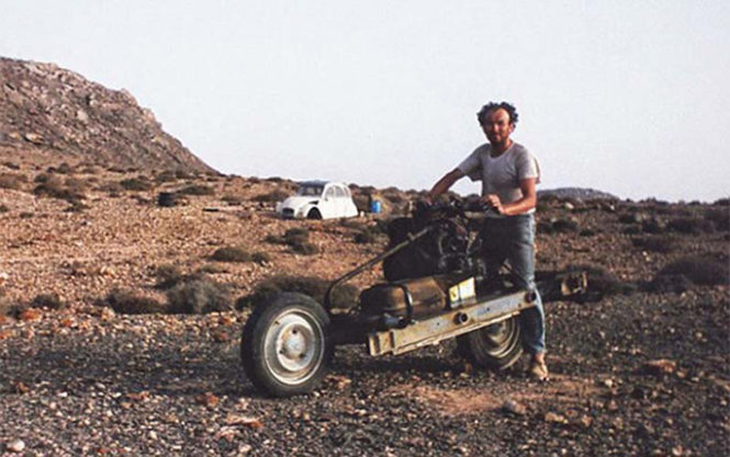 本物の大馬鹿野郎！シトロエン「2CV」でサハラ砂漠縦断に失敗…しかし、バイクを作って脱出に成功！