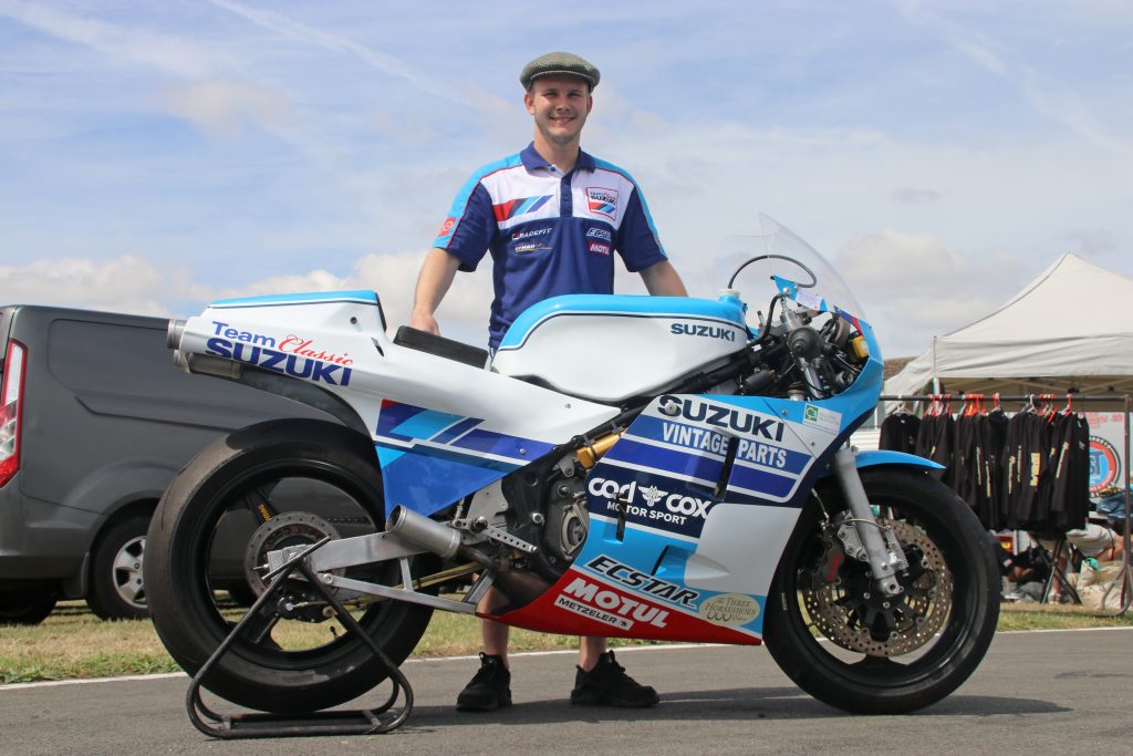 イギリス人のスズキ愛が止まらない！Team Classic Suzukiが「RG500」レーサーを披露！