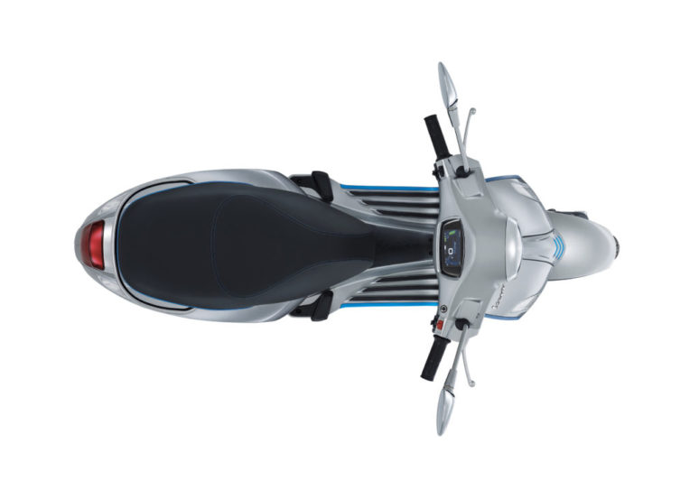 電動スクーター・ベスパ「エレットリカ」の上級版「エレットリカ X」が反則技で航続距離200km達成！