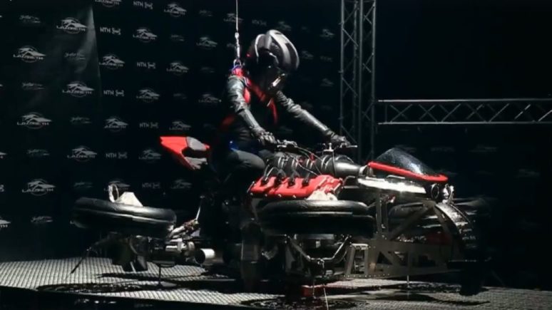 衝撃の結末！空飛ぶバイク「フライングバイク」発表会でハプニング発生！その様子を動画で確認だ！