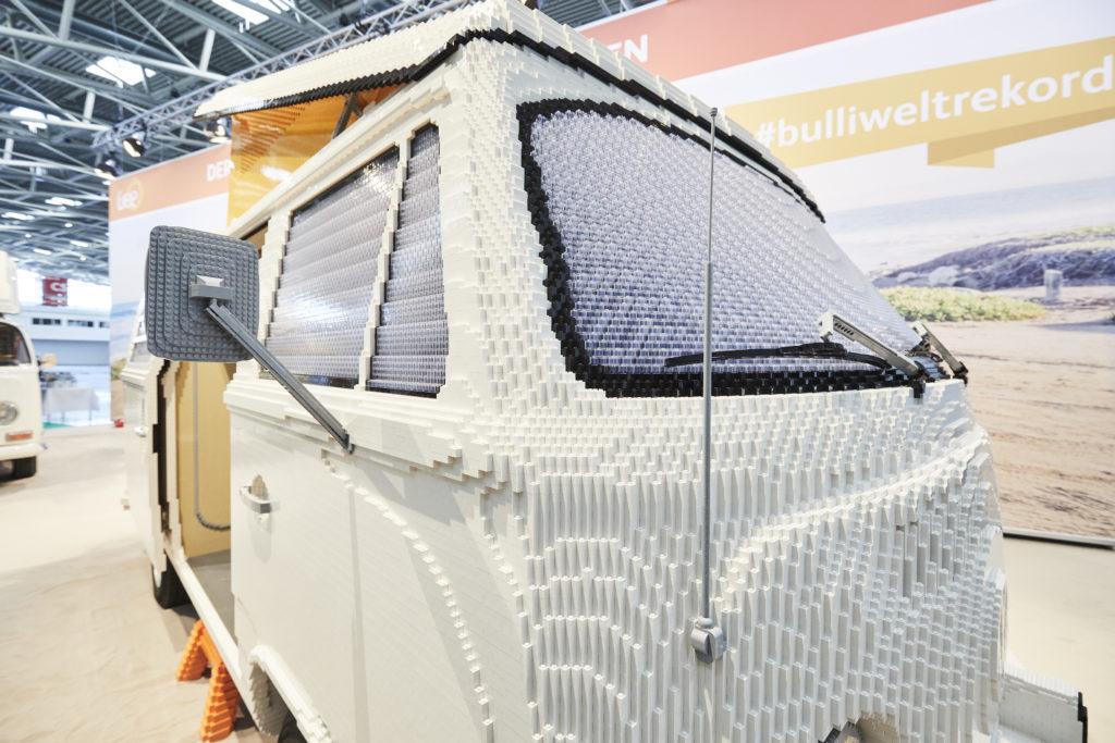 40万個のLEGOで制作！VWタイプIIのポップアップ・キャンパーは全長5m・重量700kgの実物大！