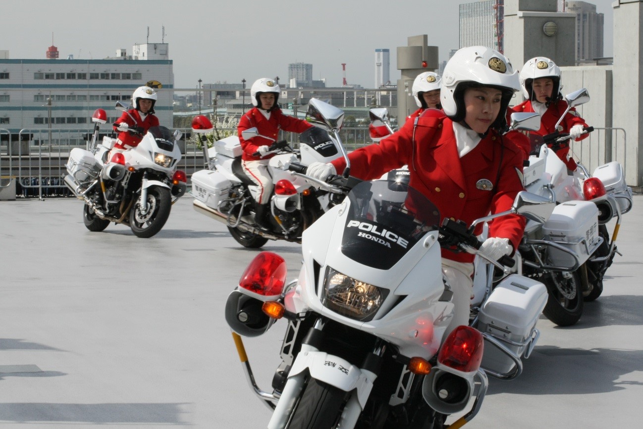 クイーンスターズ はアイドル 一流の腕を持つ女性白バイ隊 バイクを楽しむショートニュースメディアpaly For Ride プレイフォーライド