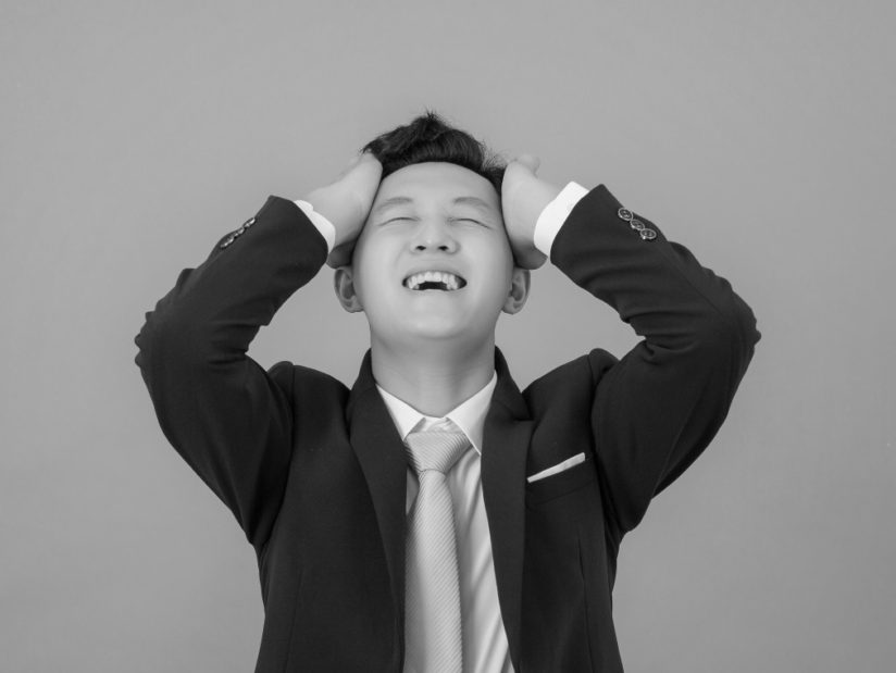 ショックを受ける男性