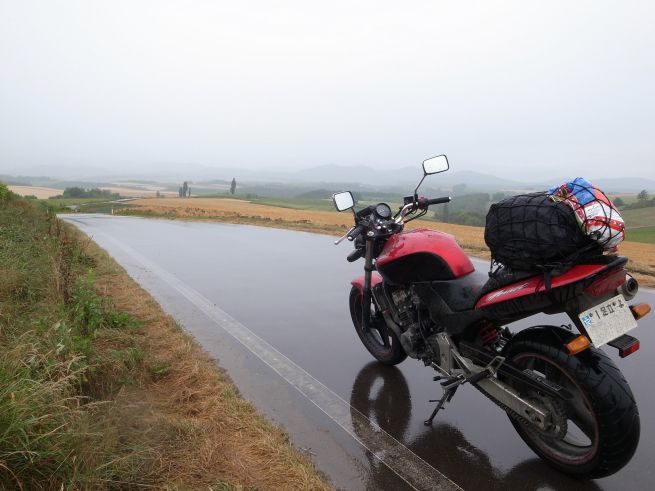 【雨の日対策！】バイクに乗ってるときに雨が降ったらどう対応したらいい!?