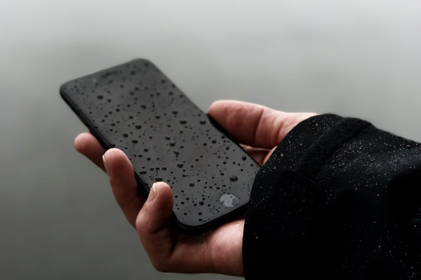 水に濡れたiPhone