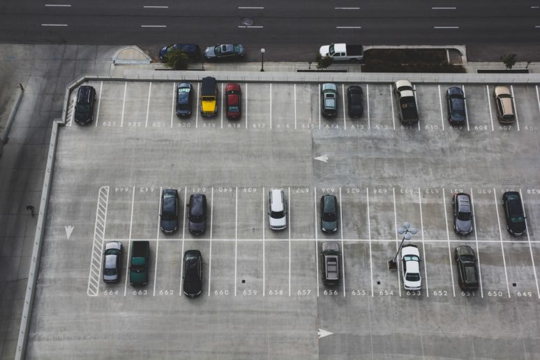 ぶっちゃけ、車の駐車スペースにバイク停めたらダメなの？