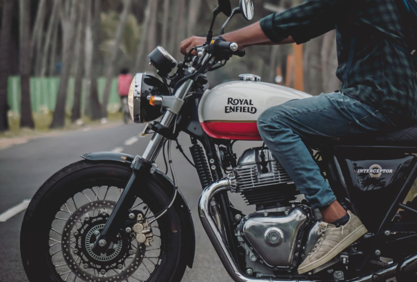 バイクに乗る男性